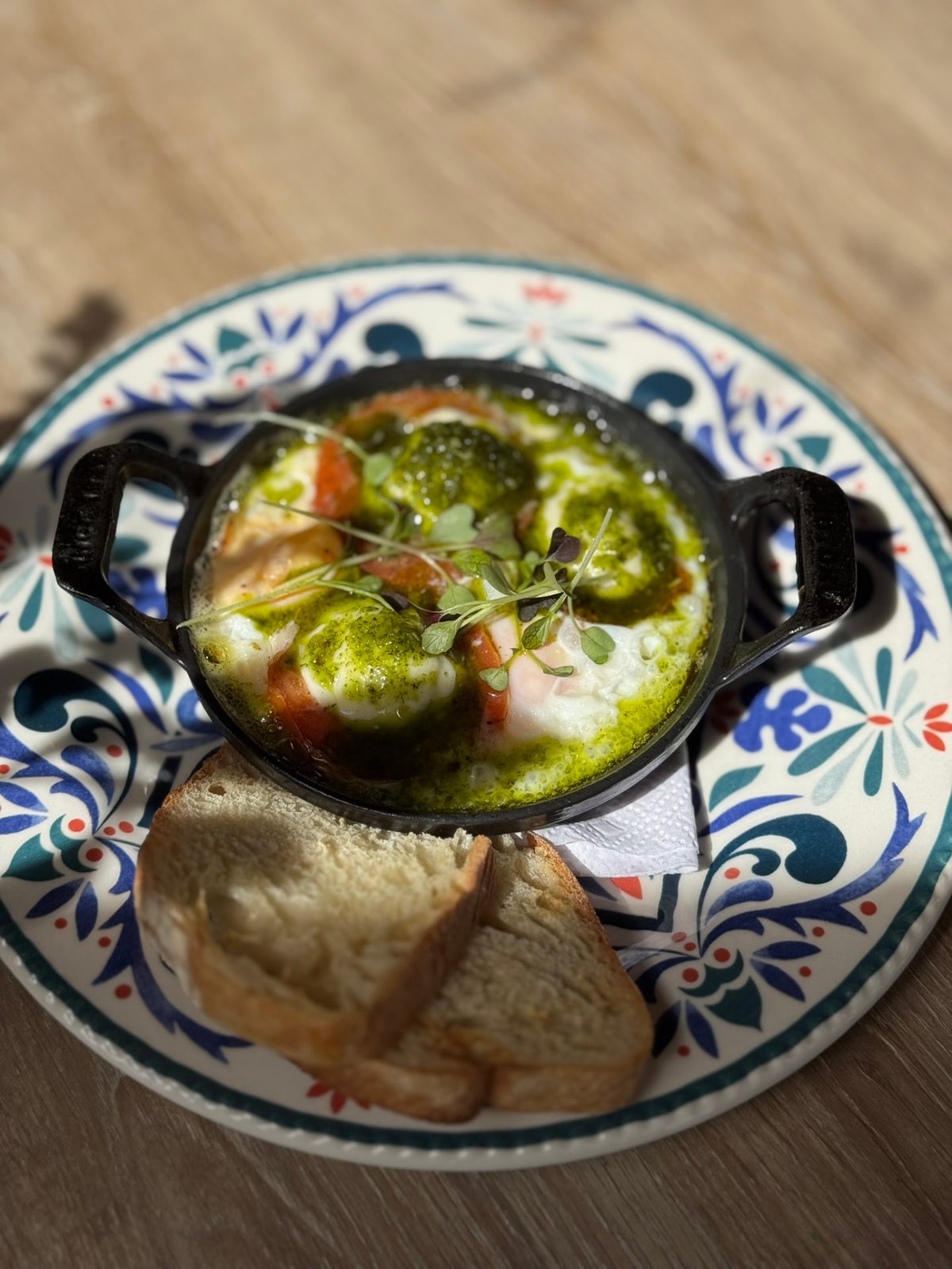 Huevos al pesto con pan artesanal